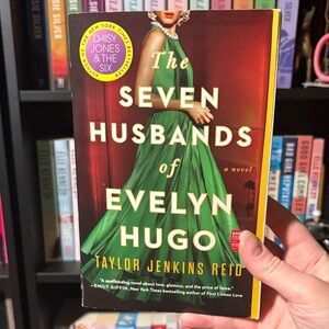 The Seven Husbands of Evelyn Hugo by - Green Cover